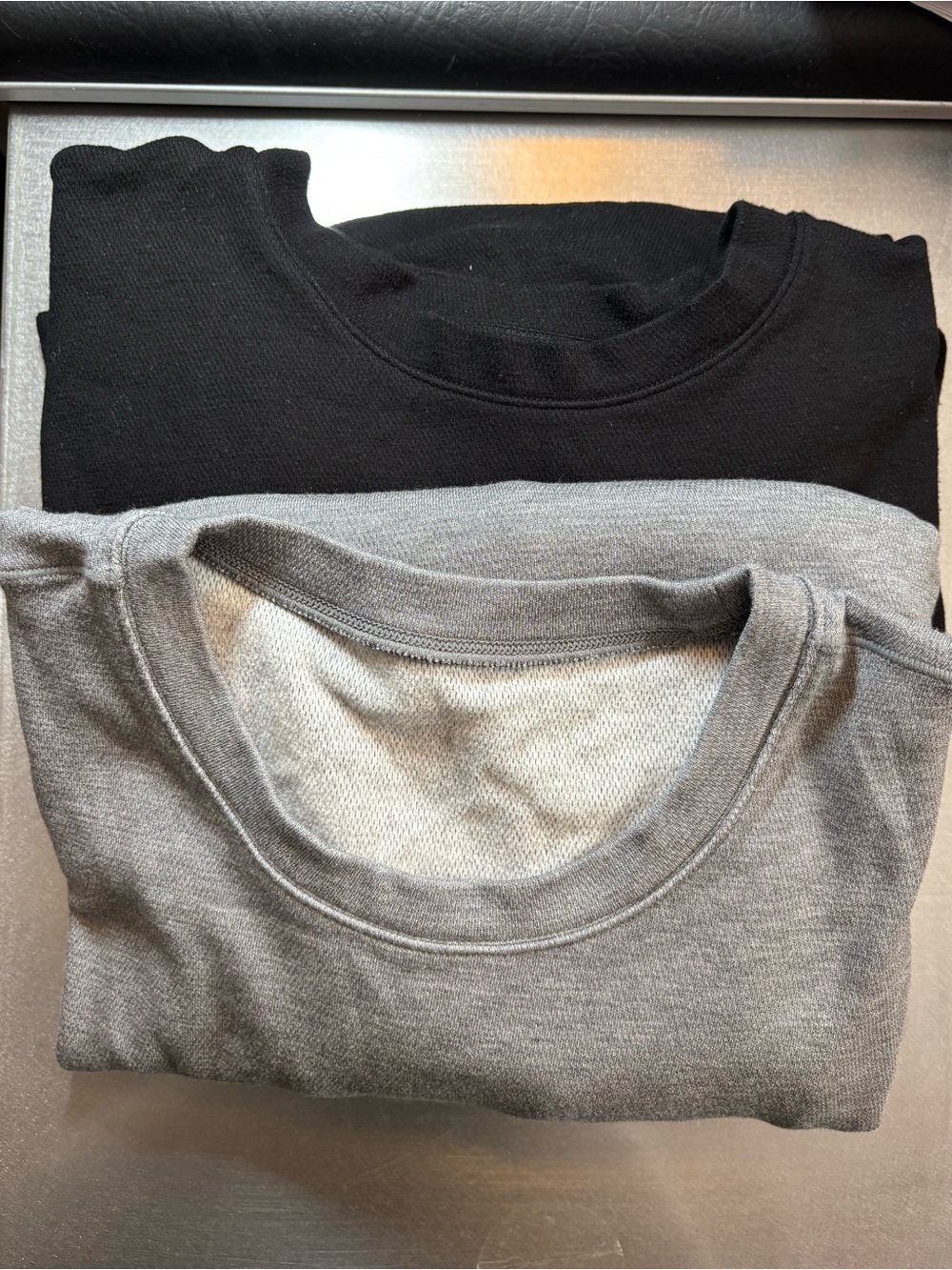 Uniqlo Unisex Heattech Ultra Crew Neck Sweaters - Black & Gray lot of 2 sz M